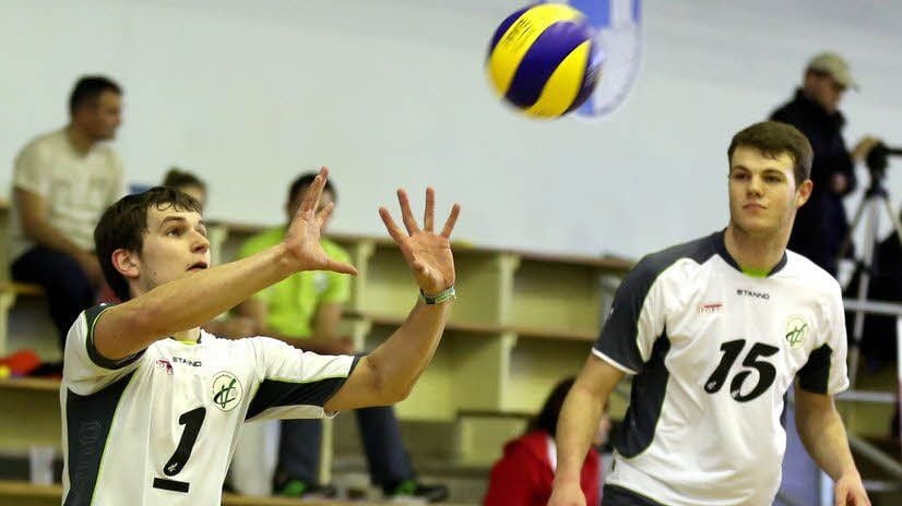 Paul Eisel, Zuspieler der Anhalt Volleys aus Dessau (links), und Tim Walzer.