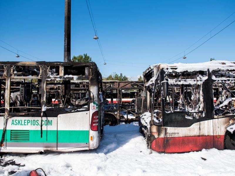 Ausgebrannte Busse stehen auf einem Betriebshof im Stadtteil Wandsbek. Foto: Daniel Bockwoldt