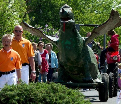 Diesen Drachen besiegte am Ende Ritter Daniel und befreite seine Jungfrau Vanessa. (FOTO: WÖLK)