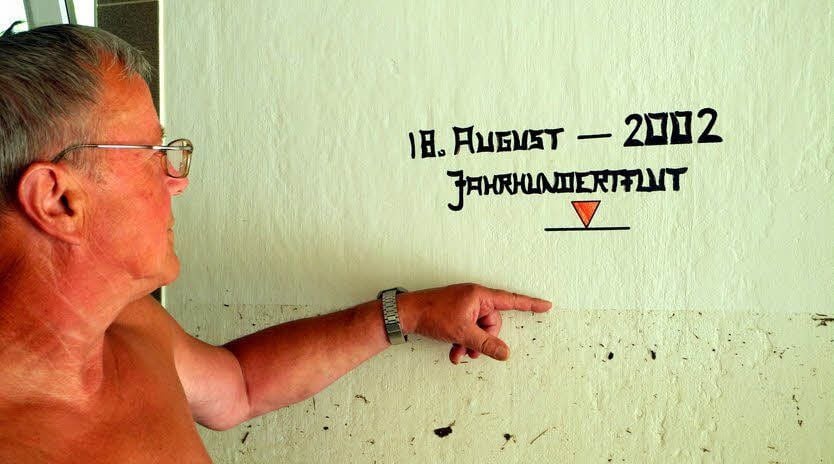 Reinhardt Giersch zeigt in seiner Tiefgarage in der Siedlungsstraße den persönlichen Pegelhöchststand. Knapp darunter blieb es diesmal: „Uns reichts. Nicht noch einmal.“