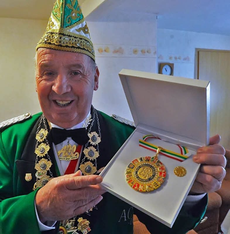 Eine besondere Ehre wurde nun Walter Ducke zuteil.