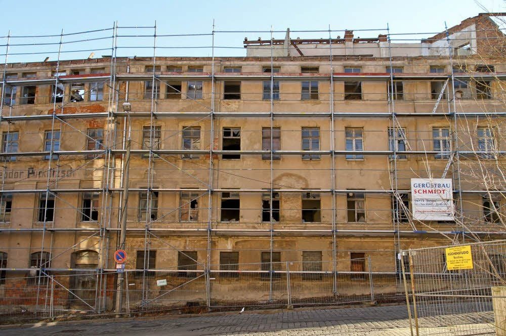 Die oberen Etagen der alten Fabrik werden abgerissen.