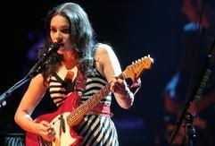 Die US-amerikanische Sängerin und Pianistin Norah Jones während ihres Konzertes am Montag in der Olympiahalle in München. (Foto: dpa)