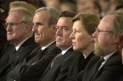 Bundespräsident Johannes Rau, Autor Joachim C. Fest, Bundeskanzler Gerhard Schröder, die Hamburger Bürgerschaftspräsidentin Dorothee Stapelfeld und Bundestagspräsident Wolfgang Thierse (v.l) am Montag (25.11.2002) bei dem Staatsakt für den verstorbenen Herausgeber des Nachrichtenmagazins "Der Spiegel", Rudolf Augstein, in der Hamburger Hauptkirche St. Michaelis. Unter den rund 2500 Trauergästen sind neben den Familienangehörigen und "Spiegel"-Mitarbeitern hochrangige Vertreter aus Politik, Wirtschaft, Medien und Kultur. Augstein war am 7. November, zwei Tage nach seinem 79. Geburtstag, gestorben und am vergangenen Dienstag in Keitum auf Sylt beerdigt worden. (Foto: dpa)