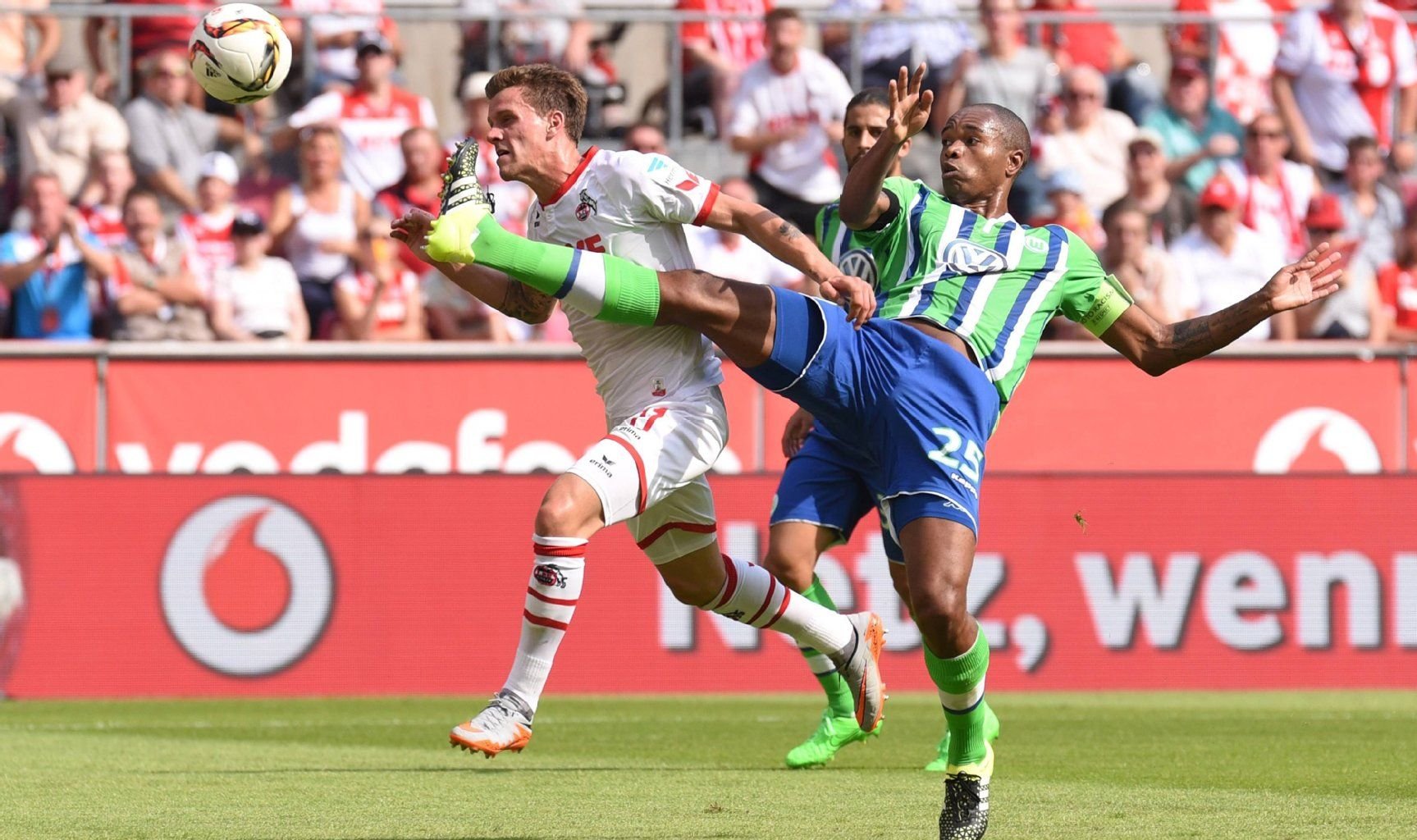 Simon Zoller verwertet seinen eigenen Lupfer per Kopfball - Wolfsburgs Naldo kommt nicht ran.
