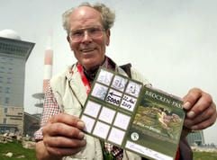 Benno Schmidt aus Wernigerode zeigt auf dem Brockengipfel seinen Brocken-Pass. (Foto: dpa)