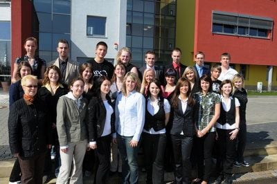 Berufsschule Weißenfels, Klasse 13a. Hintere Reihe von links nach rechts: Kristin Eckert, Peter Buchmann, Clemens Müller, Jennifer Stößel, Kay Wunderlich, Tim Langguth und Marcel Schalk. MittlereReihe: Jeanett Günschel, Sandra Wittwar, Sina Loos, Sarah Pfeifer, Eileen Hendrich, Vicktoria Brack, Nadine Klein, Ronny Schulz und Abzalowa Evgenia. Vordere Reihe: Tutorin Sybille Gründler,Kristin Braatz, Carolin Winther, Alexandra Hoff, Elisa Guttschus, Maria Maiwald, Desiree Sieb und Maria Schäfer. (Foto: Peter Lisker)