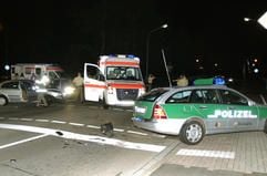 Polizisten sichern am frühen Samstagmorgen in Speyer den Tatort nach einer Verfolgungsjagd mit tödlichem Ausgang. (Foto: dpa)