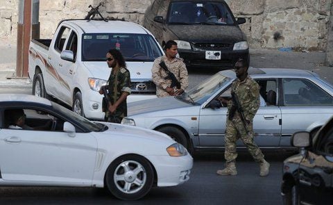 Milizionäre kontrollieren am Montag an einem Checkpoint in Tripolis Fahrzeuge. Bewaffnete haben den Flughafen in der libyschen Hauptstadt Tripolis gestürmt und kurzzeitig den Betrieb lahmgelegt. (FOTO: DPA)