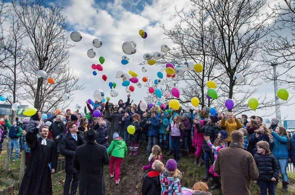 Zur Eröffnung ließen die Schüler Luftballons steigen.