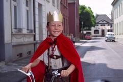 Martin Stuehrk als Kalli in dem Kinderfilm "Der zehnte Sommer" von Joerg Gruenler. Der neunjaehrige Kalli lebt in einer Kleinstadt am Niederrhein und gruendet mit seinen Freunden einen Zoo. Die Hauptattraktion, ein kleiner Affe, muessen die Kinder aber geheim halten. (Foto: dpa)
