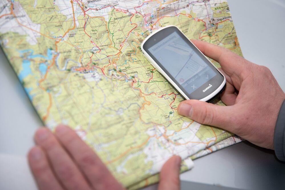 Zu den auf der Karte verzeichneten Fahrradtouren (links) lassen sich die digitalen Strecken für Navigationsgeräte herunterladen: