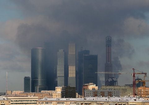 Auf einer Wolkenkratzer-Baustelle in Moskau ist ein Feuer ausgebrochen. (FOTO: DPA)