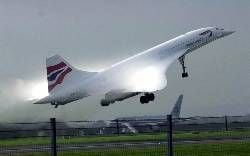 Knapp drei Wochen vor Wiederaufnahme derkommerziellen Concorde-Flüge über den Atlantik ist am Montag wiederein Überschalljet von London nach New York gestartet. Die Maschineder British Airways hob in dichtem Nebel vom Flughafen Heathrow zueinem Testflug ab. An Bord befanden sich 92 Techniker, die in denvergangenen Monaten an der Umrüstung der Concorde gearbeitet hatten.