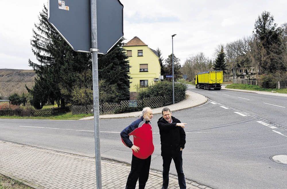 Detlef Schade und Jürgen Colawo (von links) sind sich einig: An der Kreuzung muss wieder ein Verkehrsspiegel aufgestellt werden.