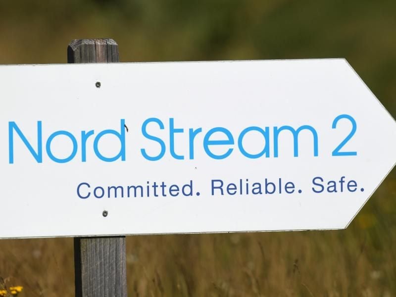 Ein Schild mit der Aufschrift „Nord Stream 2 - Committed. Reliable. Safe.” steht im Gewerbegebiet Lubmin. Nach der Vergiftung des russischen Oppositionellen Alexej Nawalny ist eine Debatte entbrannt, ob die Ostseepipeline gestoppt werden sollte. Foto: Stefan Sauer/dpa