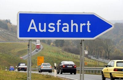 Ein Ausfahrtsschild zeigt östlich von Walburg das Ende der Autobahn A44 Kassel - Eisenach an. (FOTO: DPA)