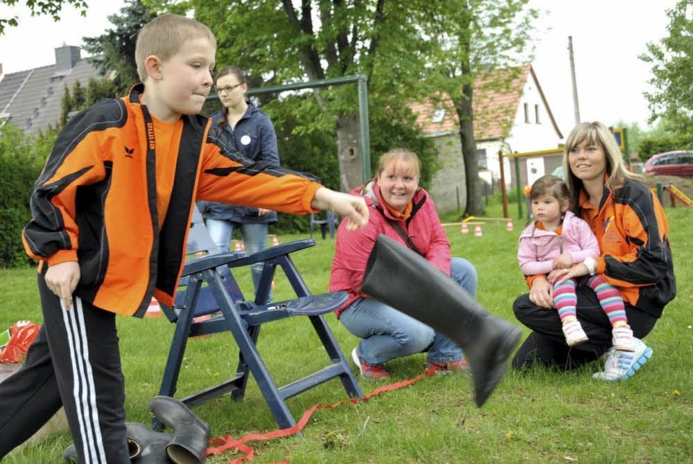Zu einem Aktionstag „Kinder in Vereine“ hatten am Samstag der Kreissportbund Salzland, die Kreissportjugend und mehrere Vereine in das Jugendzentrum des SOS-Kinderdorfs nach Güsten eingeladen. Tom Asmussen (l.) versucht sich hier beim Stiefelzielwurf.