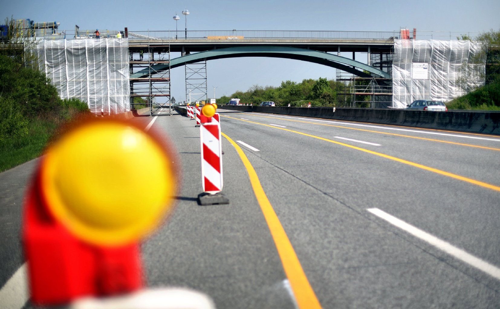 Baustelle auf der Autobahn 9 bei Zschepkau, einem Ortsteil der Stadt Bitterfeld-Wolfen