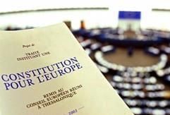 Die gedruckte EU-Verfassung liegt am 2.9.2003 im Europaparlament in Straßburg auf einer Brüstung (Archivfoto). Der Konventsvorsitzende Giscard d'Estaing stellte den Entwurf vor. Wenn es nach den Bürgern ginge, müsste Europas geplante Verfassung eher heute als morgen beschlossen werden. 62 Prozent aller Bürger der Europäischen Union unterstützen die Idee eines Grundgesetzes für die Gemeinschaft. Nur 10 Prozent sprachen sich in der jüngsten Meinungsumfrage der EU-Kommission gegen das Vorhaben aus, dessen Gelingen an diesem Wochenende auf des Messers Schneide steht. Trotz monatelanger Debatten sind zentrale Fragen der Verfassung noch immer strittig, wenn die Staats- und Regierungschefs aller 15 EU-Staaten und der 10 Beitrittsländer am Freitag und Samstag in Brüssel zur Schlussrunde der Beratungen zusammenkommen. (Foto: dpa)