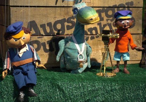 Anlässlich der Vorstellung einer DVD-Serie mit Geschichten der Augsburger Puppenkiste präsentieren sich Lukas der Lokomotivführer, Urmel und Jim Knopf (v.l.) mit einer Miniatur-Kamera. (ARCHIVFOTO: DPA)