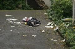 Kleidungsstücke und Reste einer Notfallversorgung liegen am Freitag (06.07.07) in Kusel an der Stelle, an der sich ein Mann erschossen hat. (Foto: ddp)