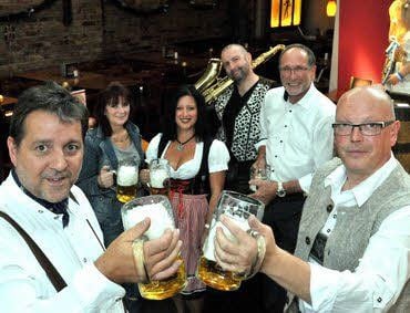 Auf das bevorstehende Oktoberfest in Bernburg haben sich die Veranstalter Lutz Eisfeld (links) und Thomas Holst (recht) beim Probe-Fassbieranstich in der Sonderbar eingestimmt.