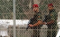 Zwei Soldaten bewachen die stark gesicherte Grenze zwischen der der spanischen Exklave Melilla, einer Stadt an der Ostküste von Marokko. (Foto: dpa)