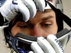 Sven Hannawald setzt sich auf der Bergiselschanze in Innsbruck seine Brille auf (Foto: dpa).