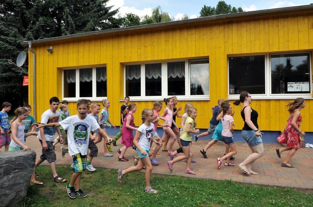 Juhu endlich Ferien: Ihre freien Tage genießen 43 Mädchen und Jungen aus der Villa Jühling in Halle in der Jugendherberge Kretzschau. Sie stürmen zum neu sanierten Hauptgebäude, das durch seine frischen Farben auffällt.