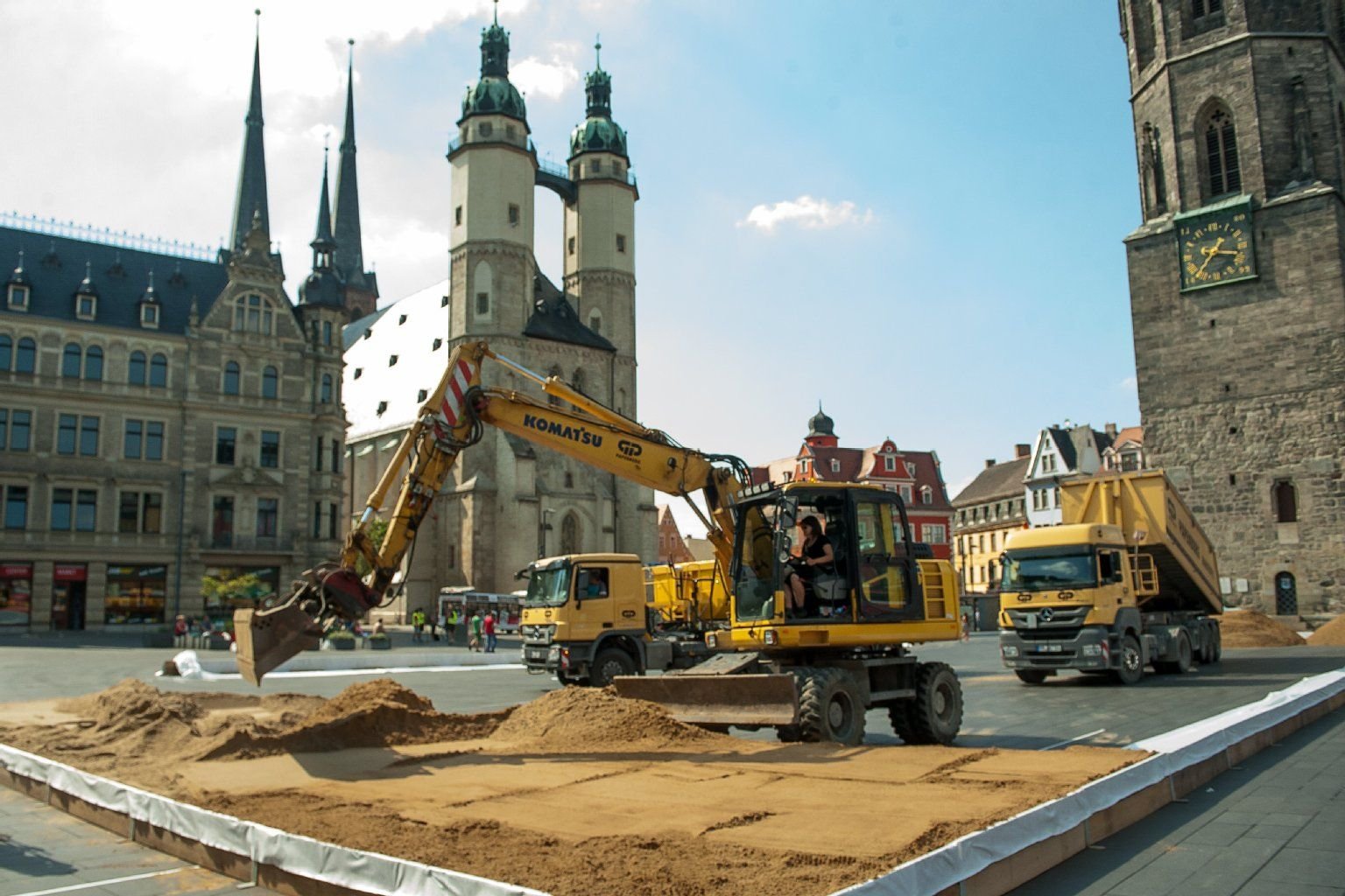 LKW Kipper bringen insgesamt 400 Kubikmeter Sand auf den Markt.
