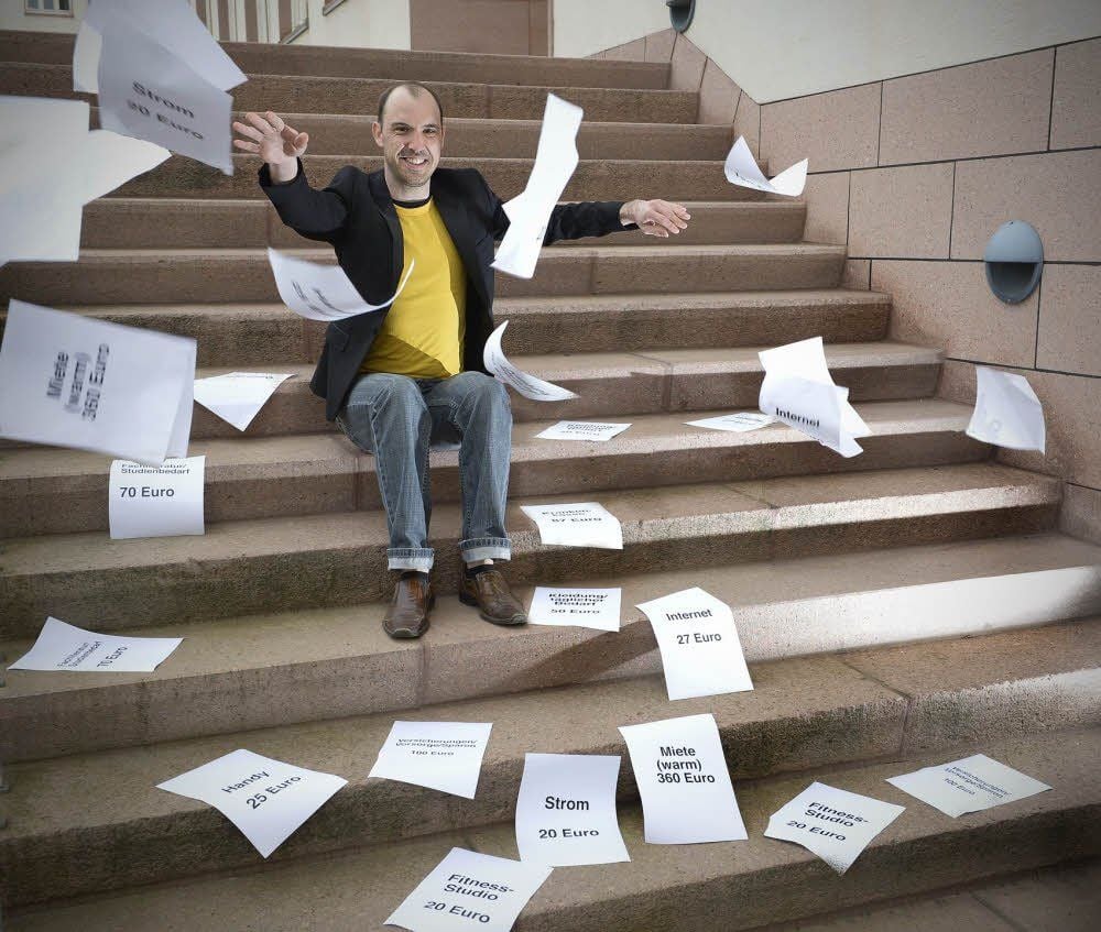 Jeder Zettel steht für einen Kostenfaktor. Zusammen ergeben sie die Summe, die Student Bernd Schräber jeden Monat ausgibt.