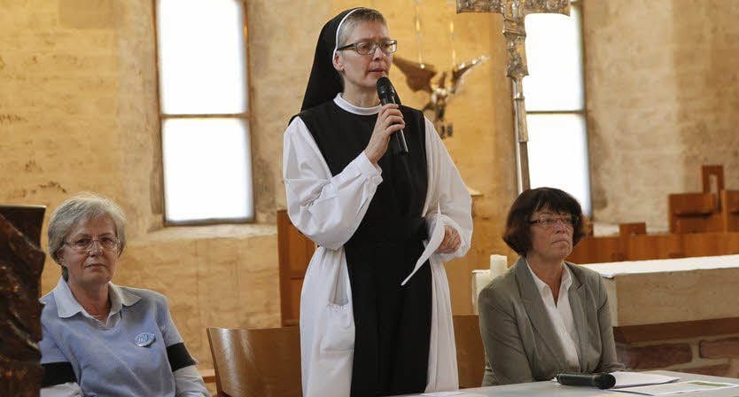 Oberbürgermeisterin Jutta Fischer, Priorin Christiane Hansen und Landrätin Angelika Klein (von links) sprachen zu den Bürgern.