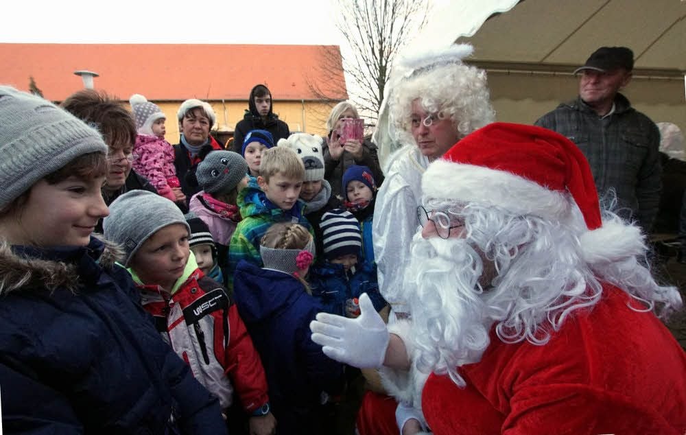 Für die Kinder in Nachterstedt war der Besuch des Weihnachtsmanns der absolute Höhepunkt. Manches Kind sagte ein Gedicht auf, bevor der Sack geöffnet wurde.