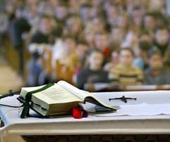 Schüler, Eltern und Lehrer nehmen am Freitag (04.04.2003) an einem Gedenkgottesdienst für den ermordeten Tom und seine vermisste Schwester Sonja in der St. Peter und Paul-Kirche in Eschweiler teil. Der elfjährige Junge wurde seit Sonntag mit seiner Schwester Sonja vermisst und inzwischen tot aufgefunden. Hunderte Polizisten suchen seitdem nach dem Mädchen in Eschweiler und der Nordeifel. (Foto: dpa)