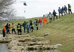 Feuerwehrleute und Bürger sichern mit der Unterstützung durch Bundeswehr-Hubschrauber den Elbdeich bei Prettin (Kreis Wittenberg) mit Sandsäcken. (Foto: dpa)