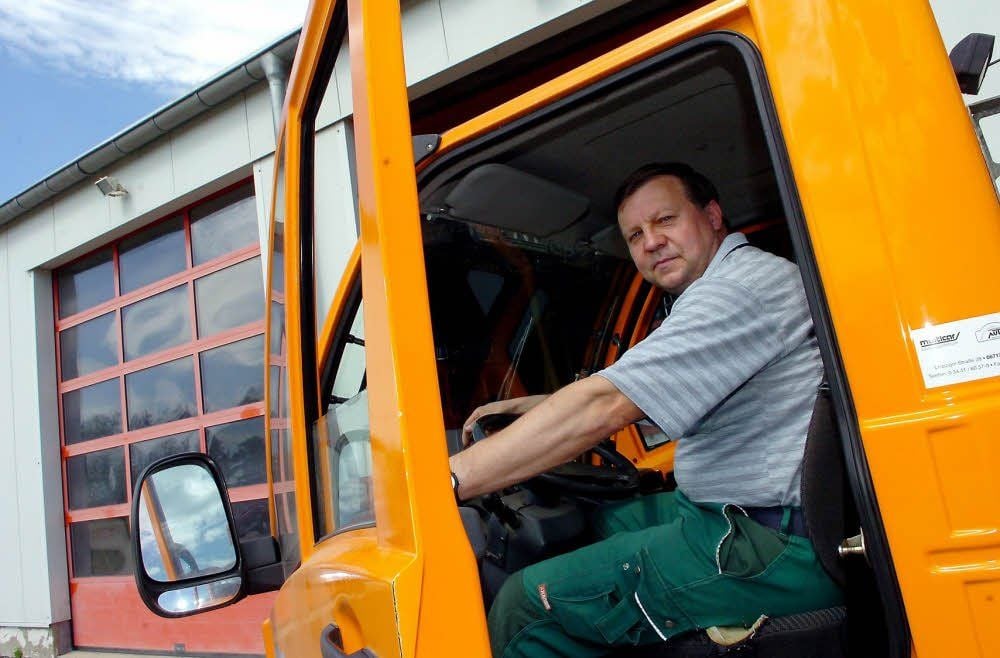 So kennt man ihn in Osterfeld: Rüdiger Hertel ist als Leiter des städtischen Handwerkerhofes mit dem Multicar unterwegs. Das orangene Gefährt wird aber auch oft genug gegen das rote Feuerwehrauto getauscht. Denn seit zwölf Jahren leitet er die Wehr der Kleinstadt.