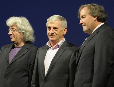 Der diesjährige Preisträger Arnold Stadler (M) steht auf der Bühne des Berliner Ensemble (BE) in Berlin nach der Auszeichnung mit dem Kleist-Preis neben dem Schriftsteller Peter Esterhazy (l) und Günter Blamberger, Präsident der Kleist-Gesellschaft. (FOTO: DPA)