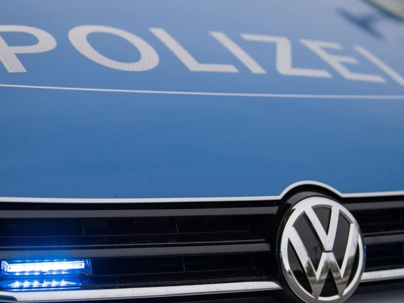 Ein Blaulicht leuchtet an einer Polizeistreife. Foto: Lino Mirgeler/dpa/Archiv/Illustration