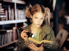 Die kleine Hexe Bibi Blocksberg (Sidonie von Krosigk) ist in ihrem Ferieninternat allerlei Abenteuern auf der Spur... (Undatiertes Szenefoto). Der Film «Bibi Blocksberg und das Geheimnis der blauen Eulen» von Regisseurin Franziska Buch kommt am 30. September 2004 in die deutschen Kinos. (Foto: dpa)