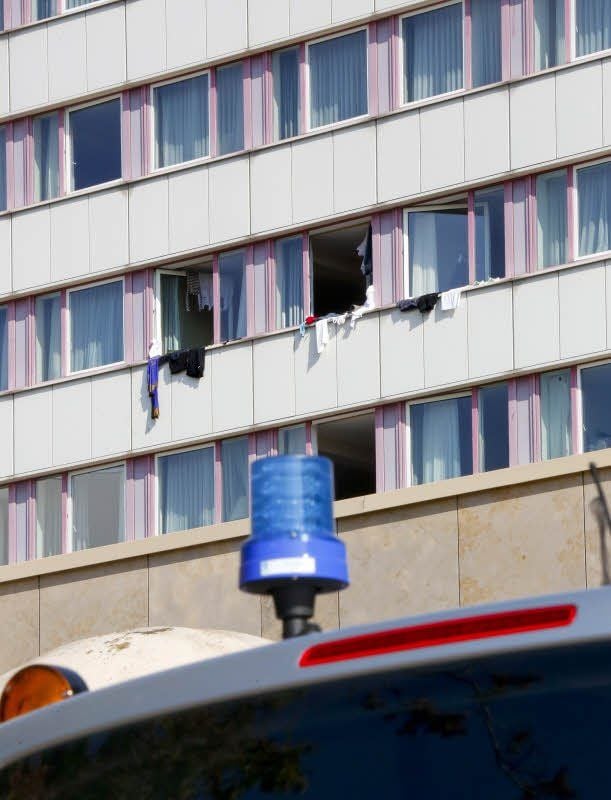 Hier und da hängt Wäsche im Fenster.