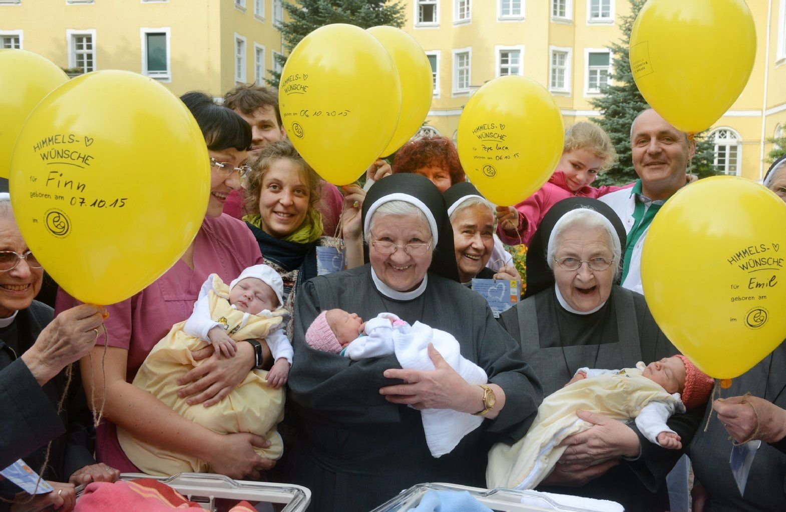 Schwestern vom Krankenhaus St. Elisabeth und St. Barbara in Halle lassen gemeinsam mit Eltern und Geburtshilfe-Chefarzt Sven Seeger (r.o.) Ballons mit Wünschen steigen.