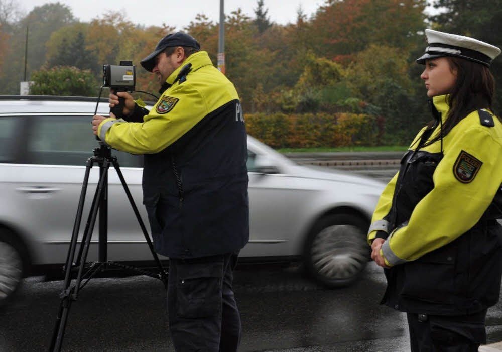 Polizeiobermeister André Bimek nimmt die Fahrzeuge ins Visier, seine Kollegin Janina Simon winkt sie raus.