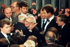 Der ehemalige DDR-Staats- und Parteichef Erich Honecker (M) umarmt am 10. September 1987 im Bürgerhaus von Neunkirchen/Saar einen alten Freund (Archivfoto, rechts Oskar Lafontaine, damals Ministerpräsident des Saarlandes). (Foto: dpa)
