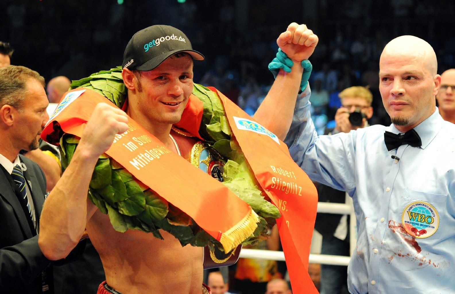 Robert Stieglitz jubelt: Er bleibt Boxweltmeister der WBO im Supermittelgewicht.