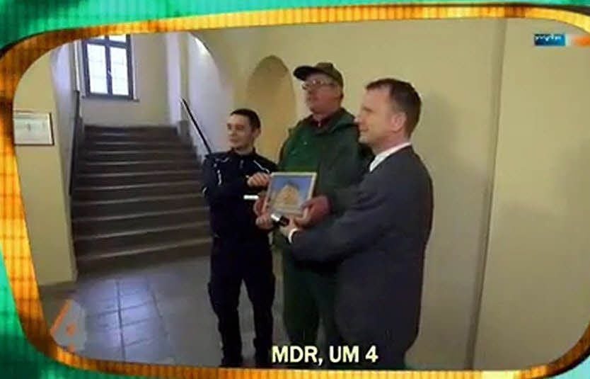 Die Szene aus aus der TV-Total-Sendung über die Ehrung eines couragierten Traktorfahrers im Polizeirevier in Bernburg.