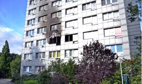 Die nach einem Brand vom Ruß geschwärzte Fassade eines Hochhauses ist in Erfurt zu sehen. Bei dem am Morgen ausgebrochenem Hochhausbrand ist ein 38-jähriger Bewohner schwer verletzt worden. (FOTO: DPA)