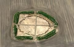 In einer Luftaufnahme ist der Ausgrabungsort des ältesten je in Europa gefundenen Observatoriums im sachsen-anhaltischen Goseck zu sehen (Foto vom 25.08.2004). Auf einer im Durchmesser 75 Meter großen Kreisgrabenanlage wird auf etwa 6.000 Quadratmetern das etwa 7000 Jahre alte Sonnenobservatorium freigelegt. Bereits 1991 war das Obeservatorium auf einer bei einem Flug gemachten Luftaufnahme entdeckt worden. Das Landesmuseum und das archäologische Denkmalamt in Halle haben als eine der wenigen Einrichtungen in Deutschland eine eigene Abteilung Luftbildarchäologie. (Foto: dpa)