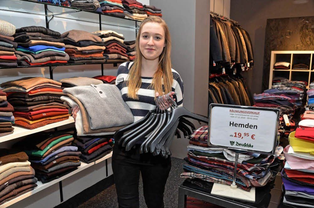 Auszubildende Patricia präsentiert die Freizeitmode für den Herrn, die derzeit rausverkauft wird.