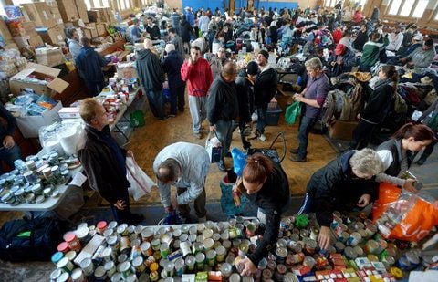 Essen wird an Bedürftige verteilt. Eine Kältewelle und ein herannahender neuer Sturm haben die verzweifelte Lage vieler Opfer von Supersturm «Sandy» noch verschärft. (FOTO: DPA)